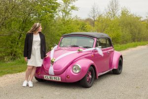 A Confirmand and pink car